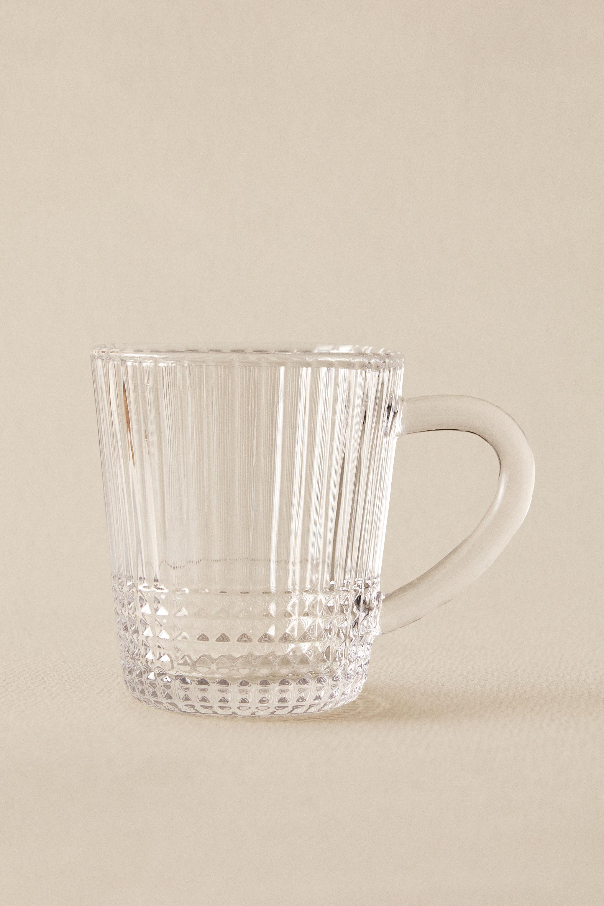 TASSE EN VERRE AVEC RELIEF GÉOMÉTRIQUE